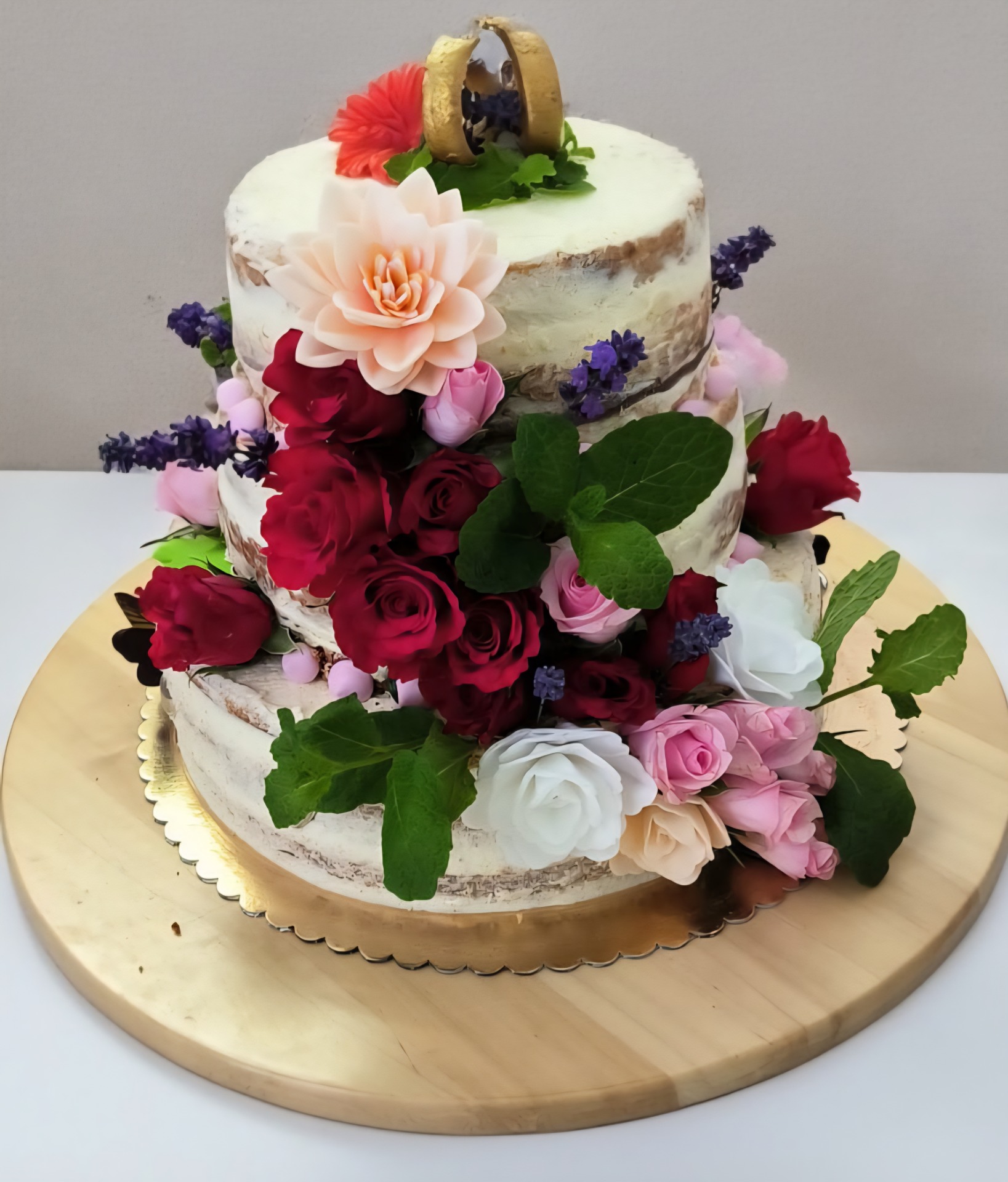 Dort 3 patra ,,naháč,, s živými květy. 